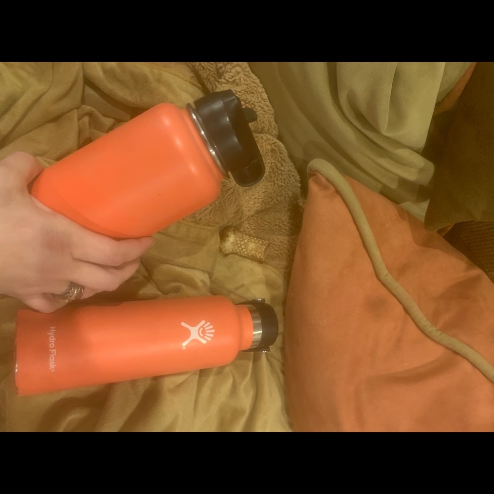 21oz and 32oz highly demanded Tangelo Hydro Flasks - Picture 3 of 9